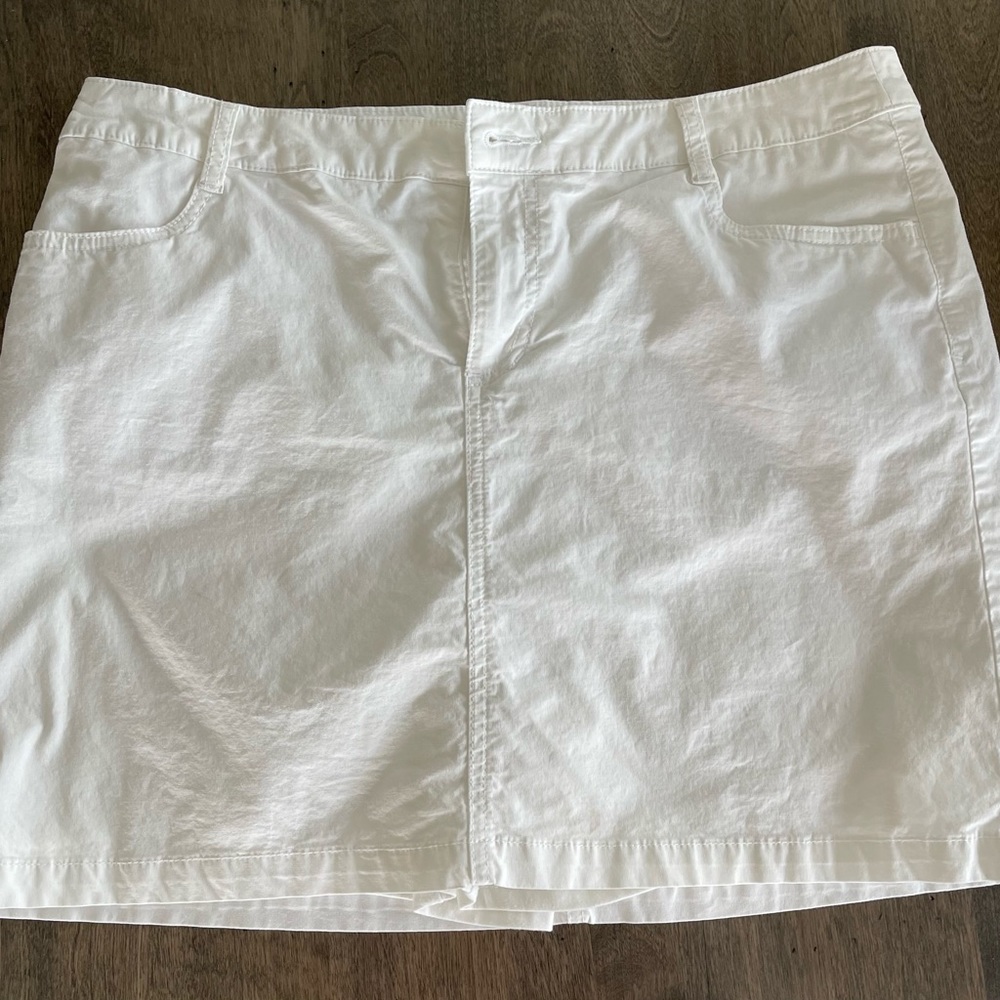 St John skort. Zip front with side pockets